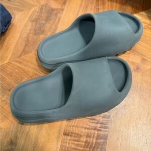 Yeezy Kids Sandals in Dark Gray